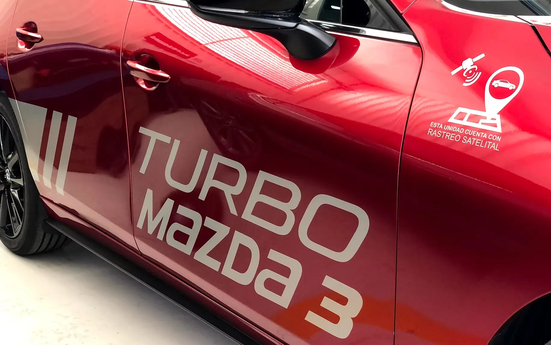 Rotulación vehicular en vinil sobre Mazda 3 Turbo